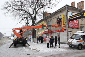 В Ярославле демонтируют незаконные рекламные конструкции