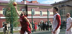 Школа № 44 в Ярославле получила новую спортплощадку