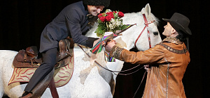 В Ярославле актеру Волковского театра подарили коня и золотую маску