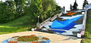Яркими корабликами украсили лестницу в Ярославле