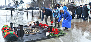 Ярославцы возлагают цветы в память о погибших в теракте