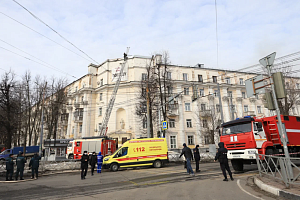 Начался капитальный ремонт сгоревшей крыши дома на проспекте Ленина в Ярославле