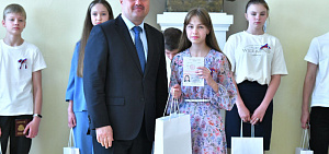 В честь празднования Дня России мэр вручил первые паспорта юным ярославцам